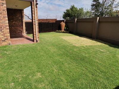 Townhouse For Sale in Sonneveld, Brakpan